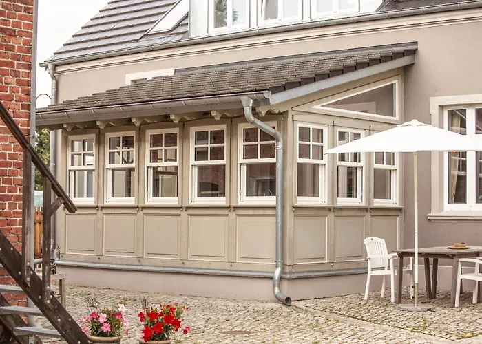 Hinter'm Landliebe Luxurioeser Wintergarten Kacheloefen